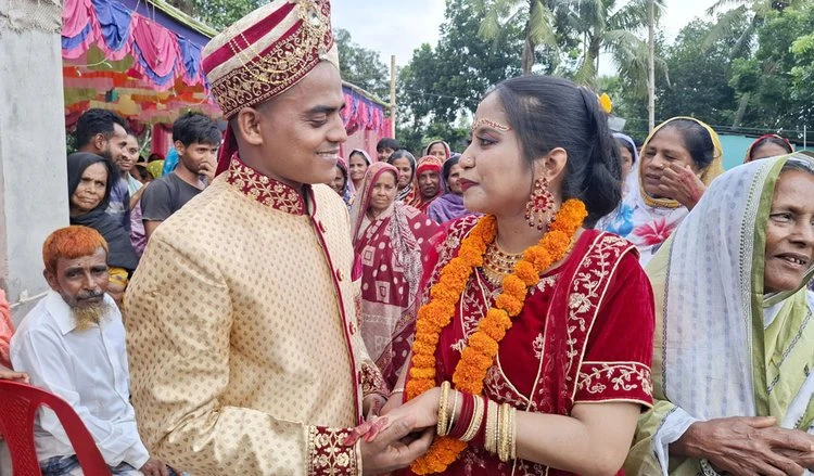 ভালোবাসার টানে মালয়েশিয়ান তরুণী নাজিয়া এখন নওগাঁর পুত্রবধূ, গ্রামে উৎসবের আমেজ